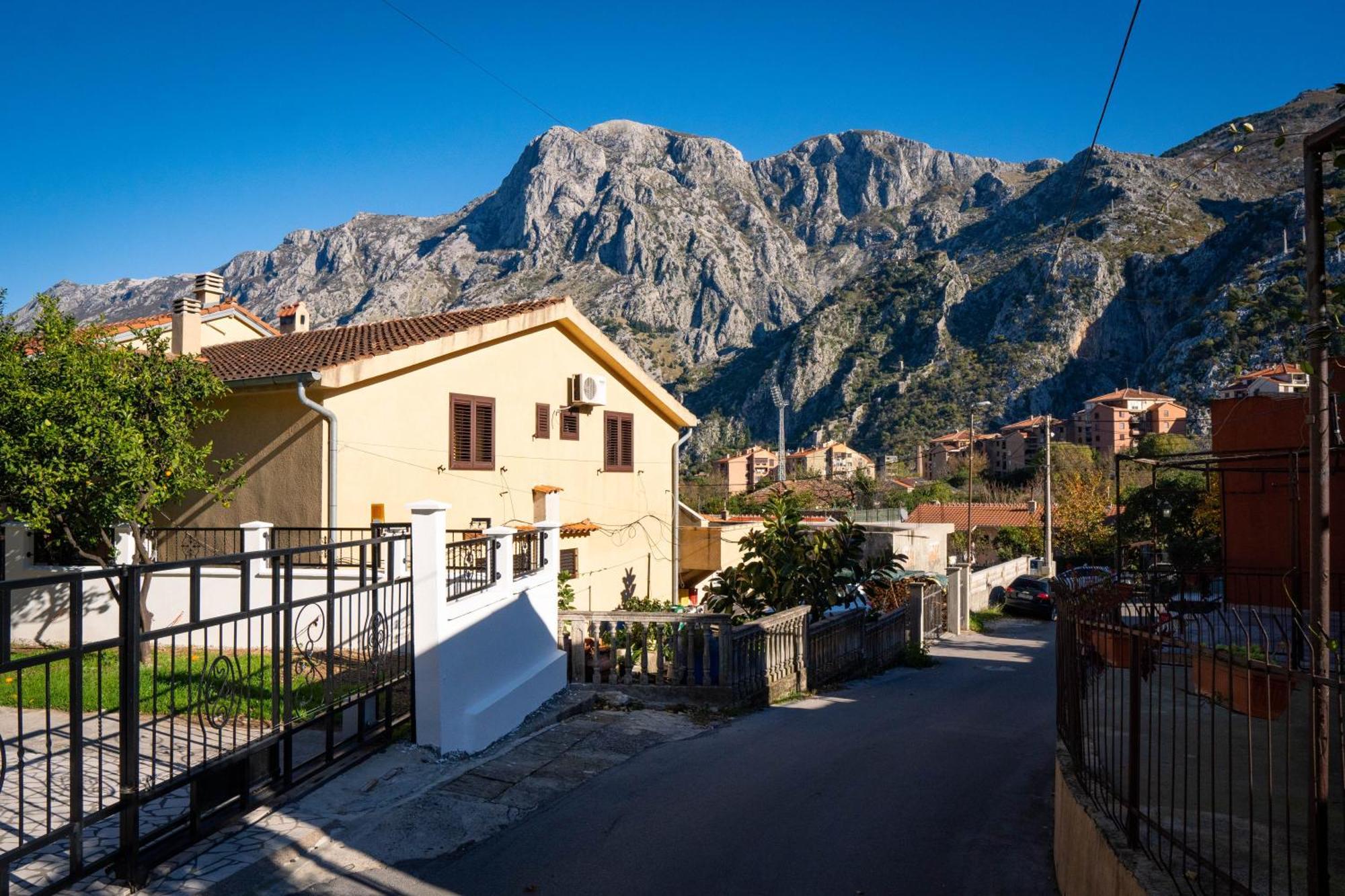 Bugi Lägenhet Kotor Exteriör bild