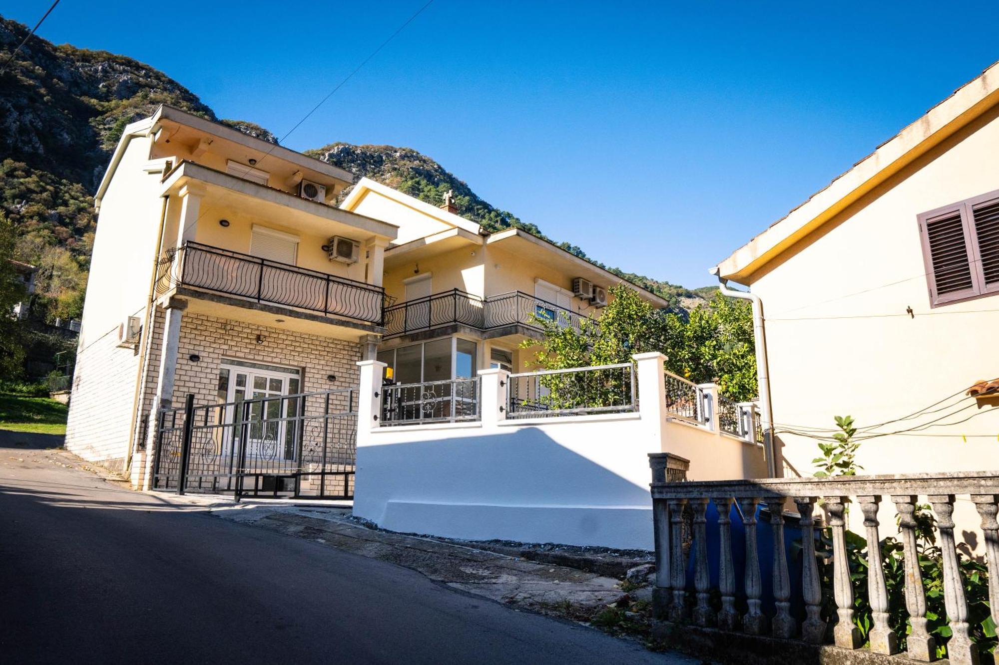 Bugi Lägenhet Kotor Exteriör bild