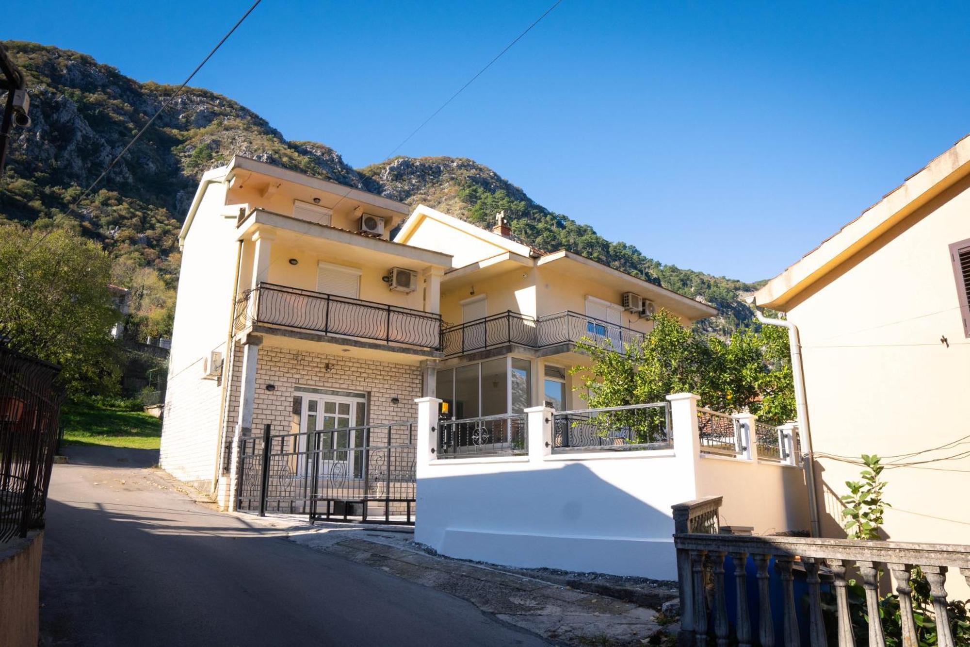 Bugi Lägenhet Kotor Exteriör bild