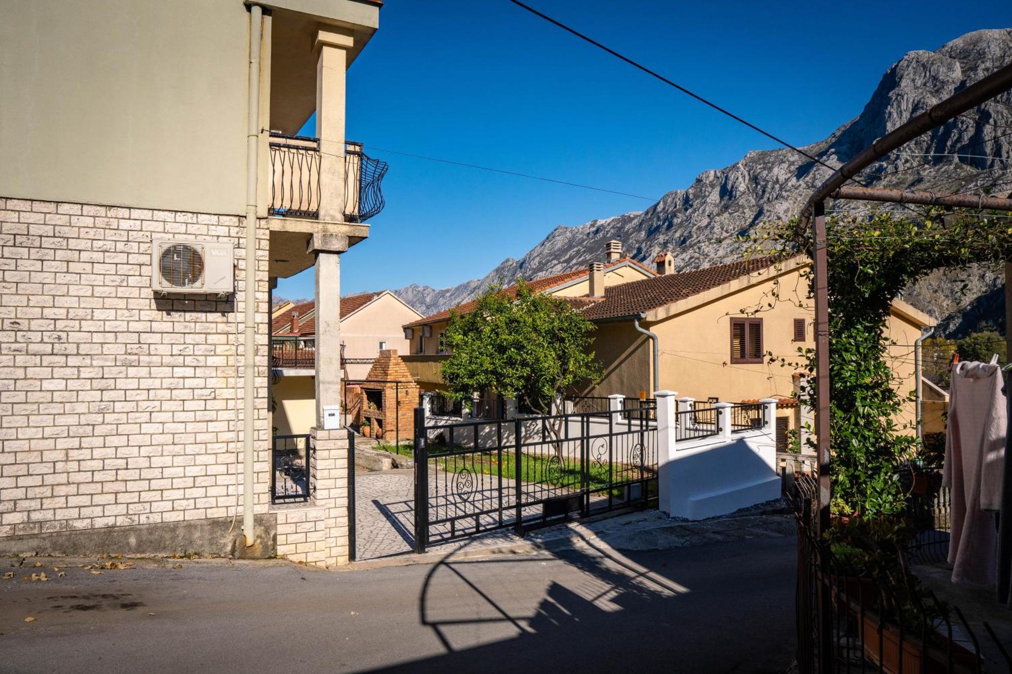 Bugi Lägenhet Kotor Exteriör bild